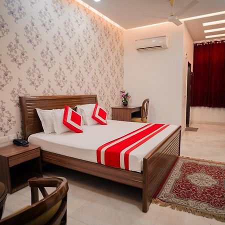 Bed and Breakfast Peepal Tree Residency Near Max Hospital Saket à New Delhi Extérieur photo