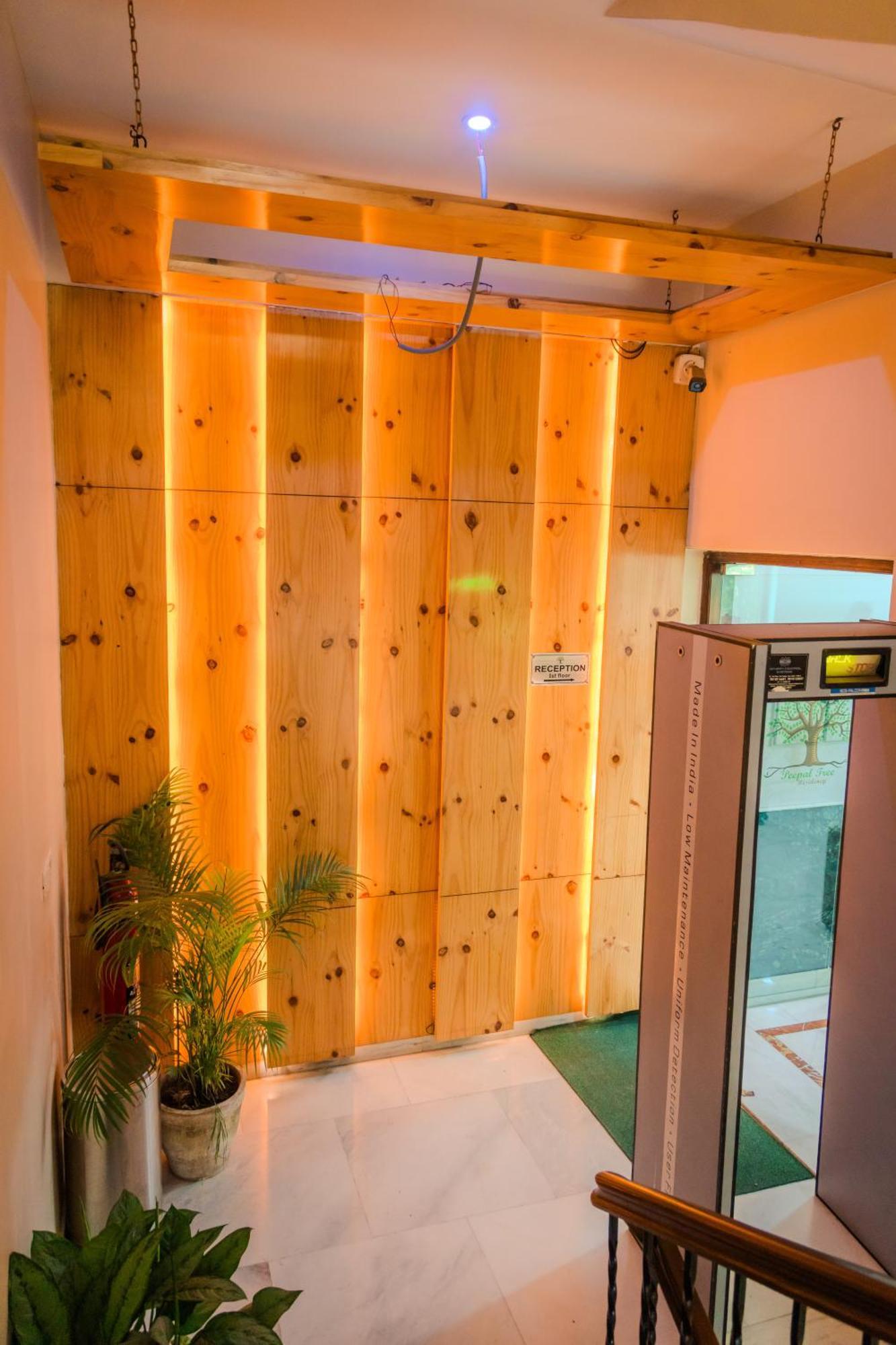 Bed and Breakfast Peepal Tree Residency Near Max Hospital Saket à New Delhi Extérieur photo