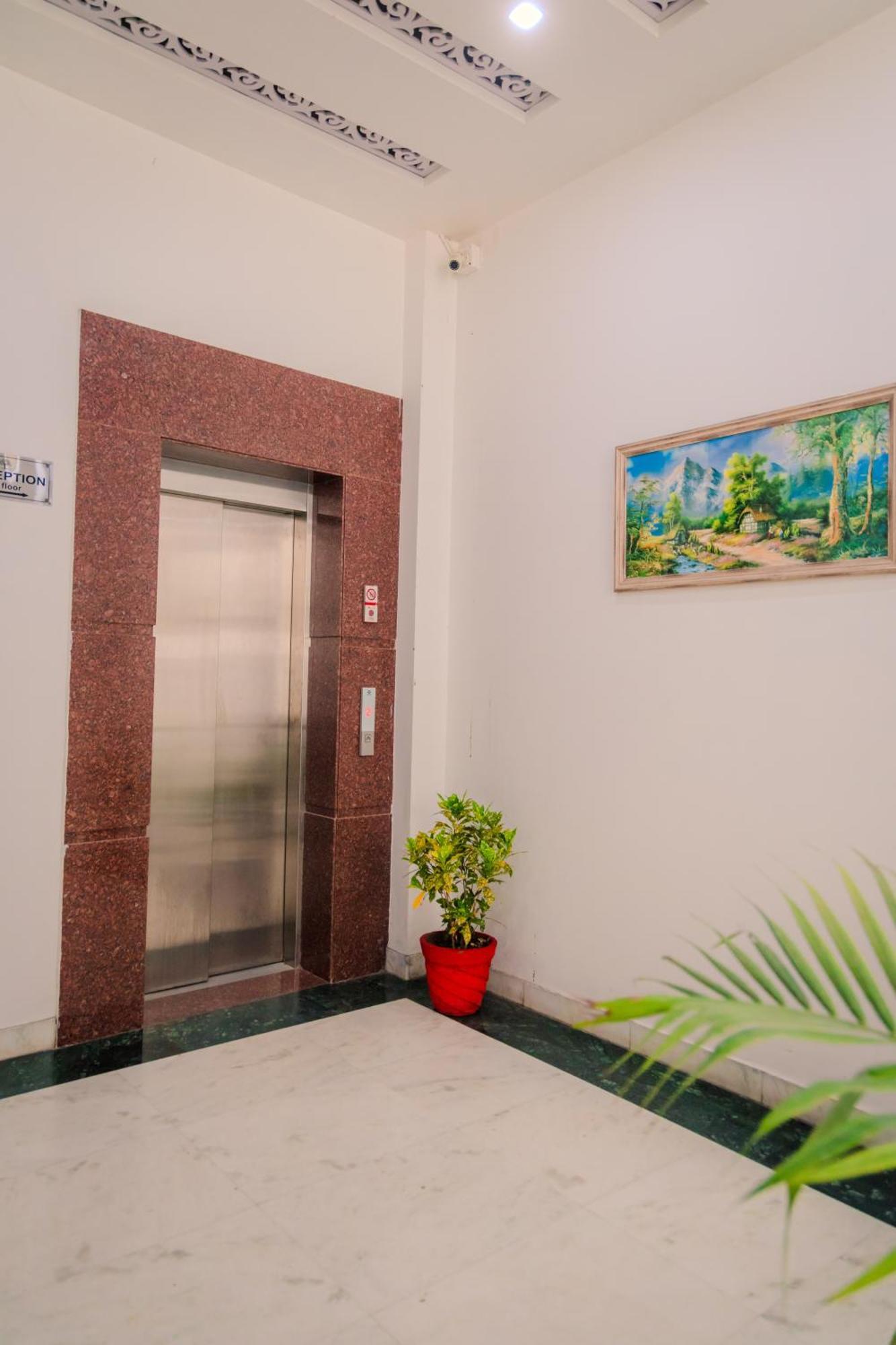 Bed and Breakfast Peepal Tree Residency Near Max Hospital Saket à New Delhi Extérieur photo