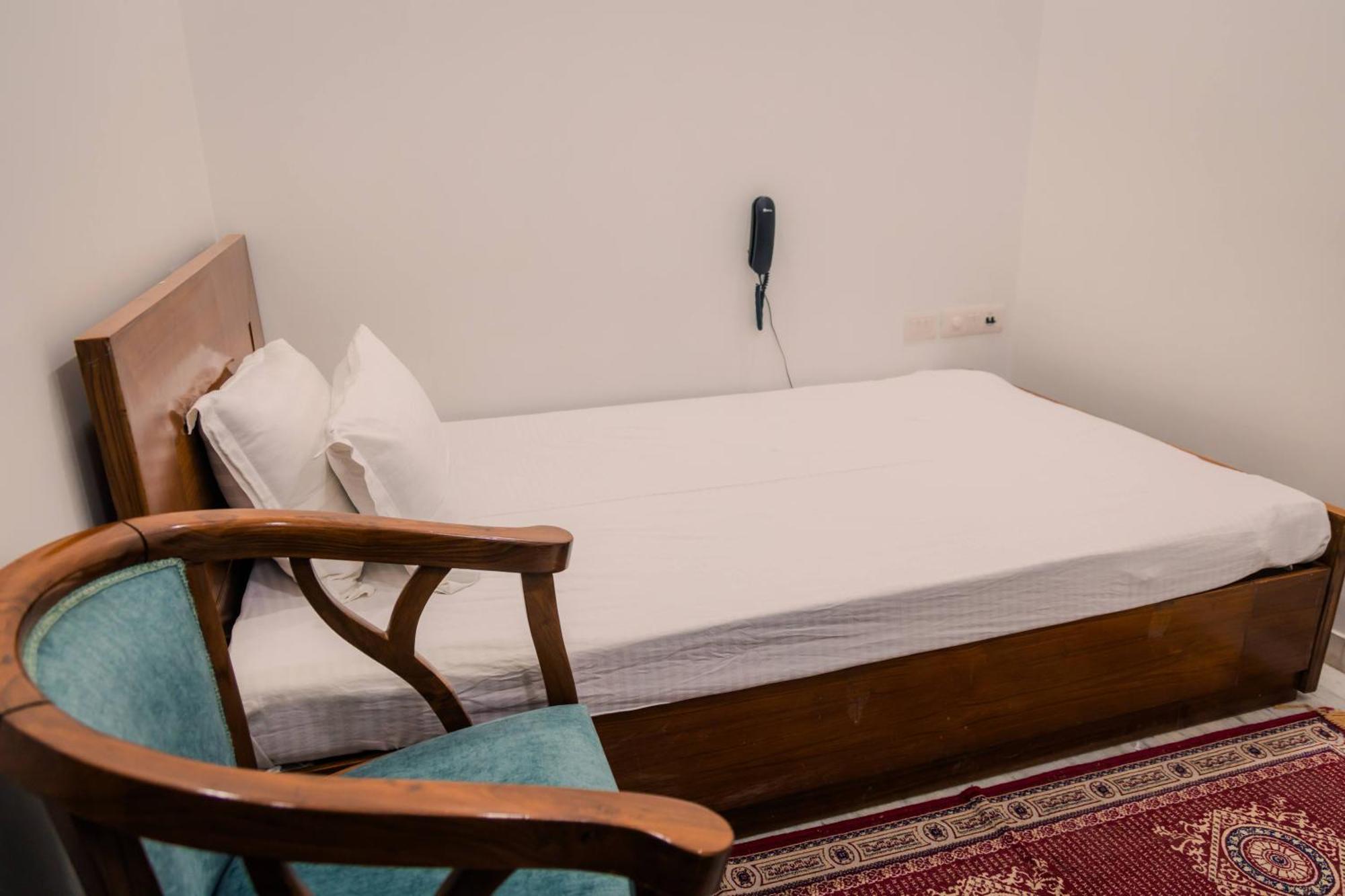 Bed and Breakfast Peepal Tree Residency Near Max Hospital Saket à New Delhi Extérieur photo