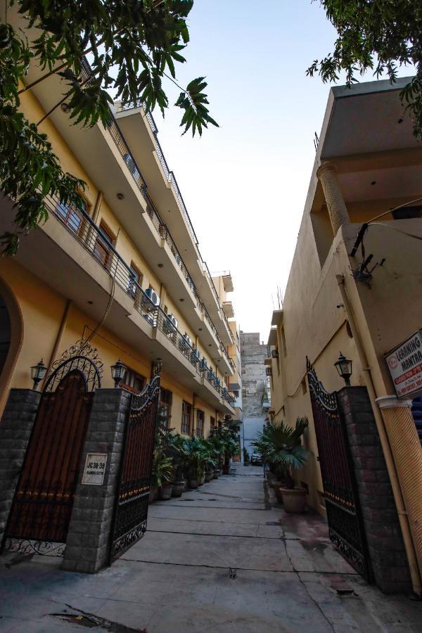Bed and Breakfast Peepal Tree Residency Near Max Hospital Saket à New Delhi Extérieur photo