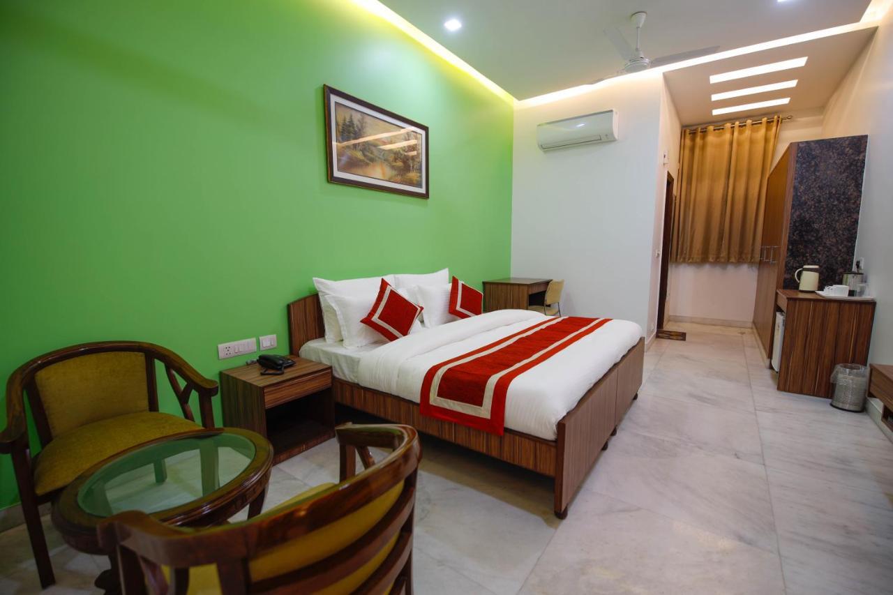 Bed and Breakfast Peepal Tree Residency Near Max Hospital Saket à New Delhi Extérieur photo